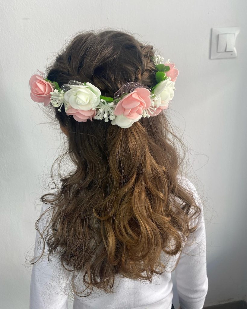 Peinado infantil con trenzas y corona de flores, realizado en Peluquería y belleza unisex en Yeste