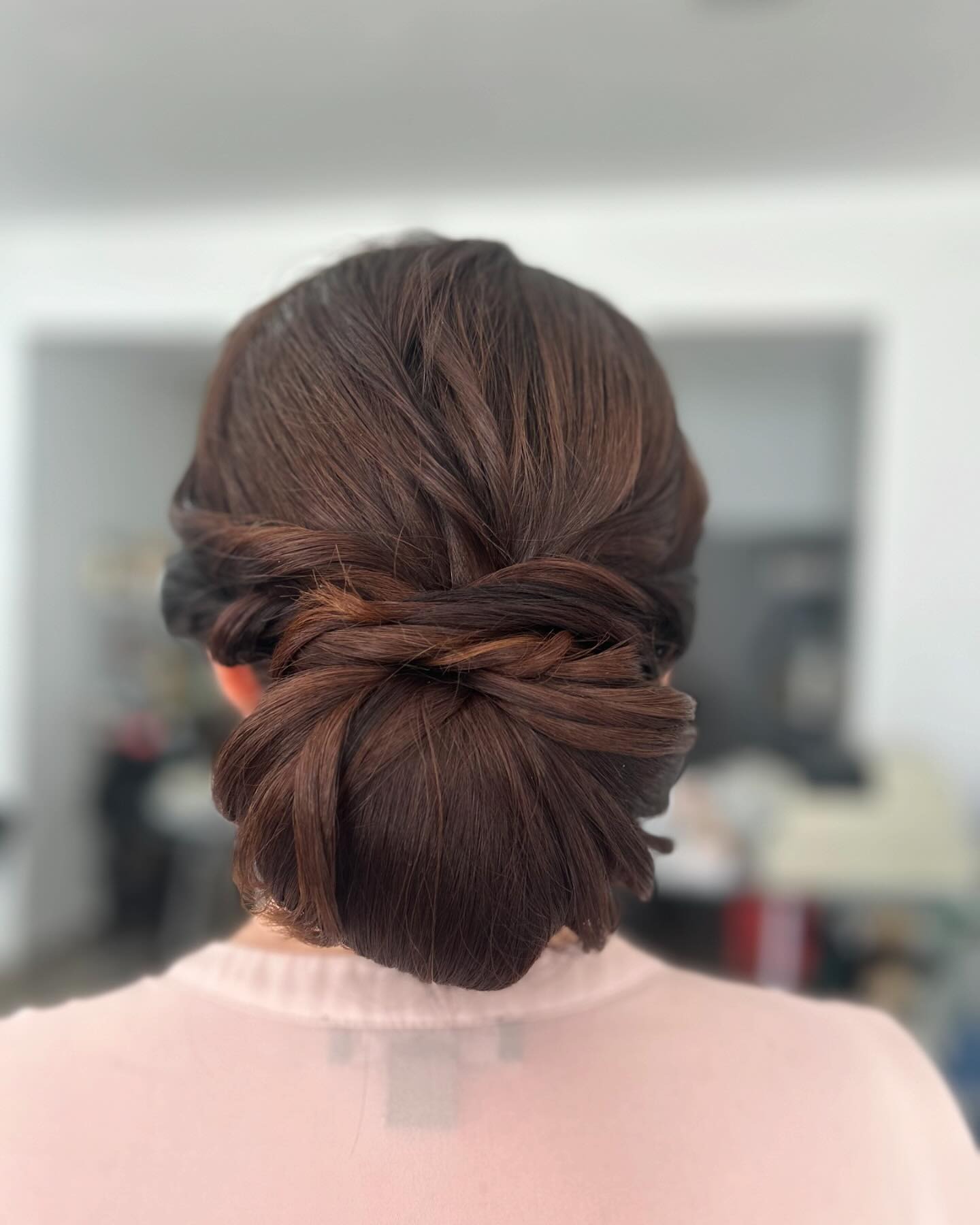 Recogido bajo con trenzas cruzadas, realizado en Peluquería y belleza unisex en Yeste, ideal para ocasiones formales