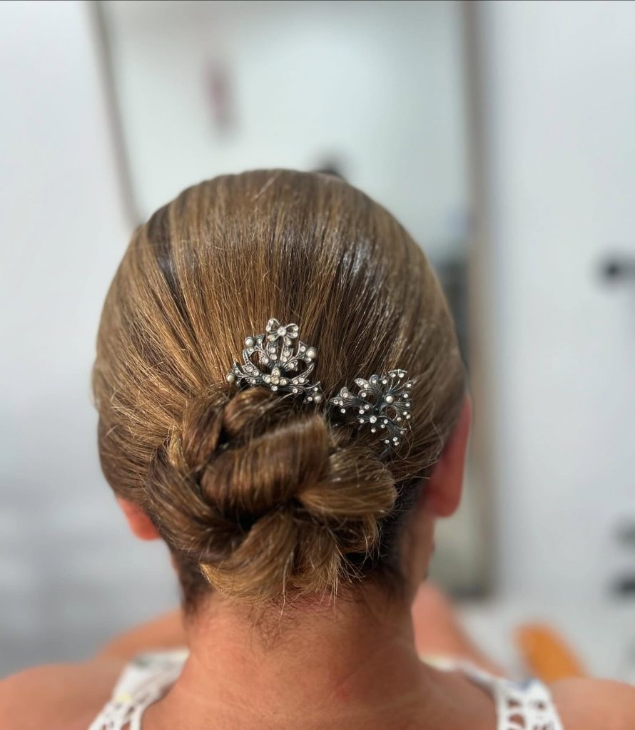 Moño trenzado bajo con tocado de perlas y brillantes, elaborado en Peluquería y belleza unisex en Yeste