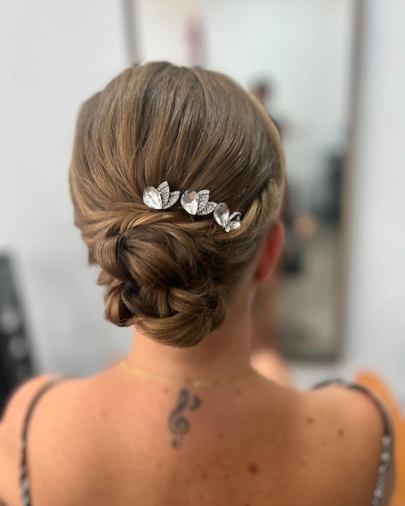 Recogido elegante con trenza y adorno brillante, ideal para eventos especiales, realizado en Peluquería y belleza unisex en Yeste