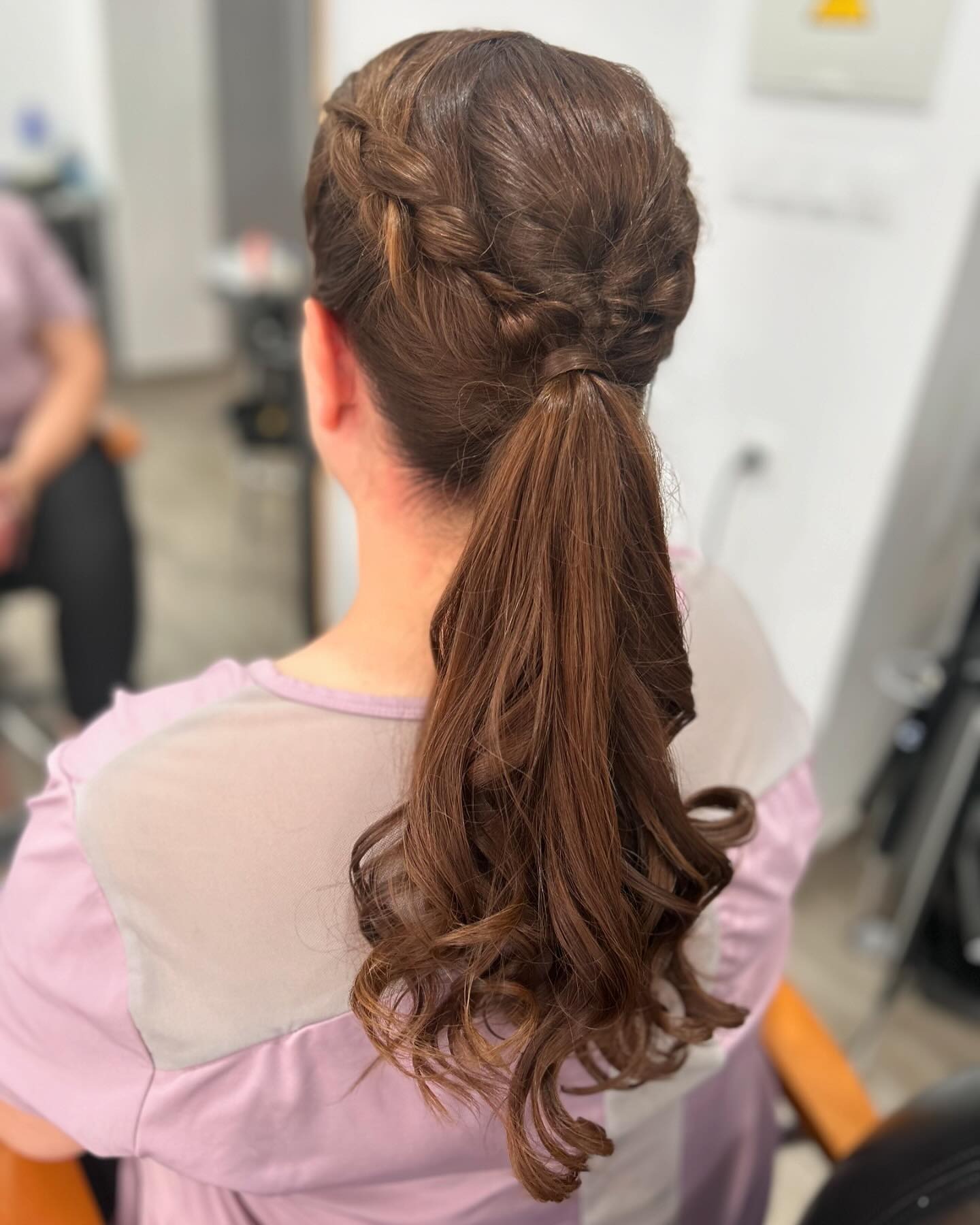 Peinado con trenza lateral y coleta ondulada, realizado en Peluquería y belleza unisex en Yeste
