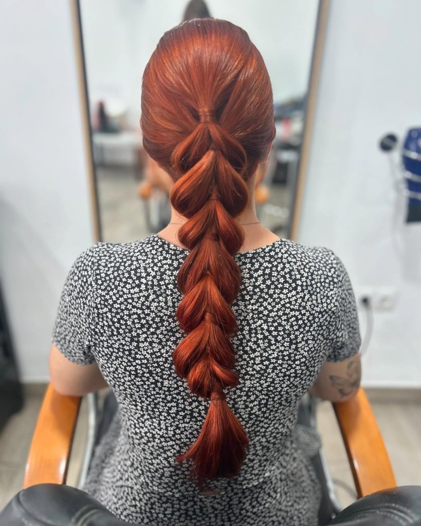 Trenza burbuja en cabello rojo intenso, estilo moderno de Peluquería y belleza unisex en Yeste