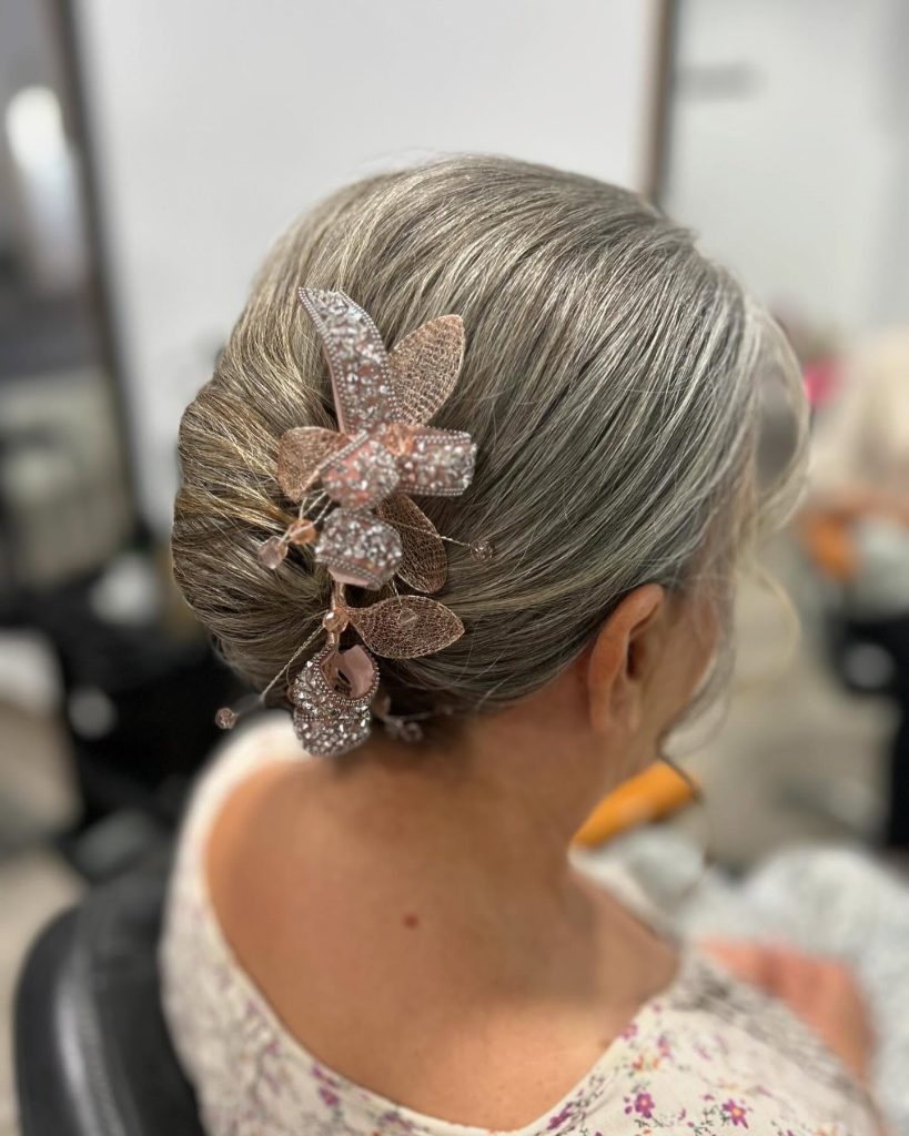 Recogido elegante con adorno floral en tonos dorados, realizado en Peluquería y belleza unis ex en Yeste