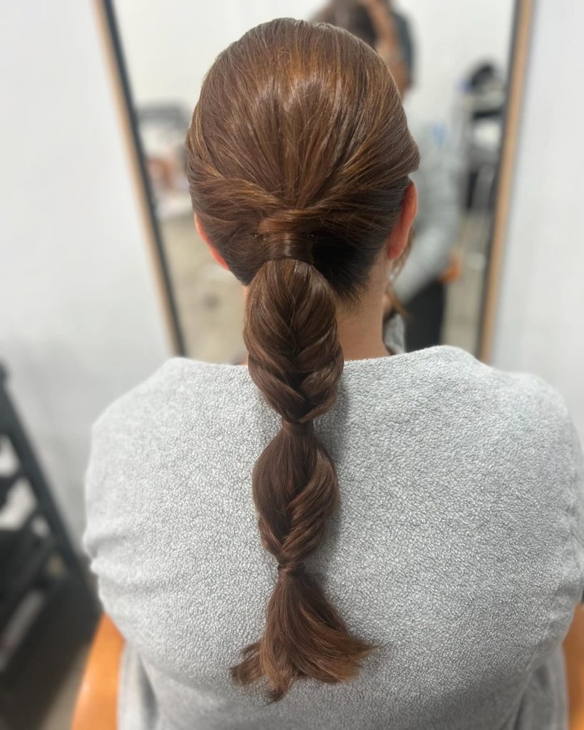 Coleta trenzada con mechón envolvente, peinado pulido de Peluquería y belleza unisex en Yeste