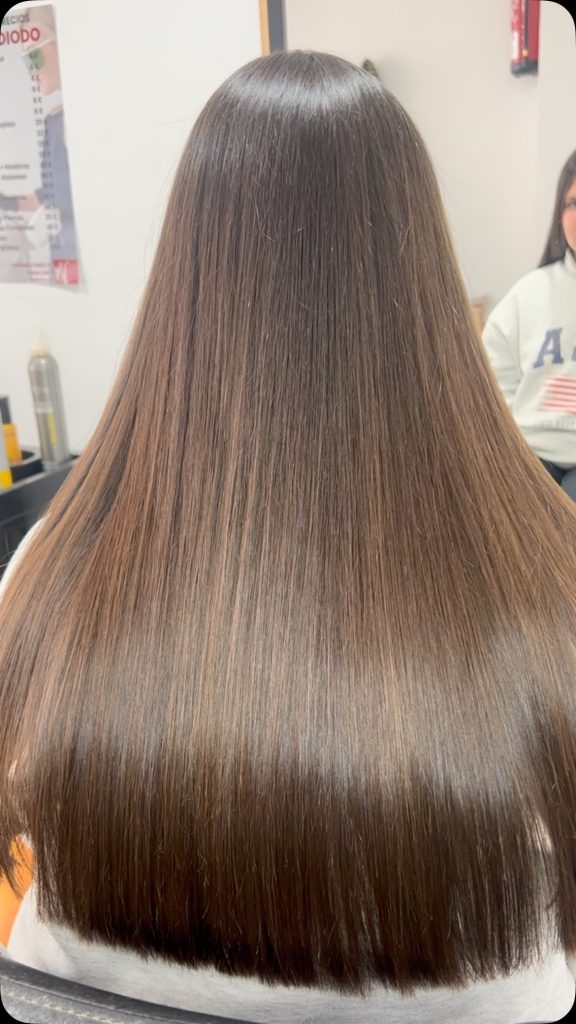 Cabello largo, liso y con brillo intenso, alisado profesional realizado en Peluquería y belleza unisex en Yeste