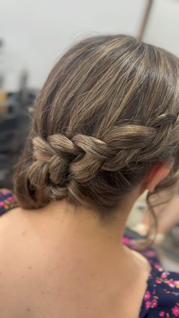 Trenza lateral recogida con acabado elegante, peinado profesional de Peluquería y belleza unisex en Yeste