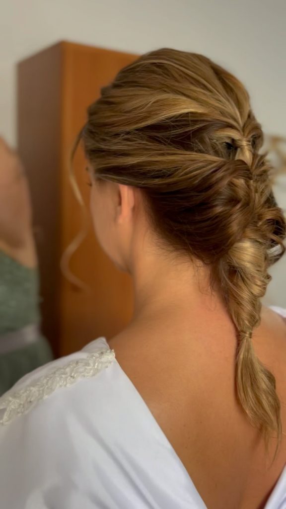 Trenza con volumen y mechones sueltos, recogido romántico de Peluquería y belleza unisex en Yeste